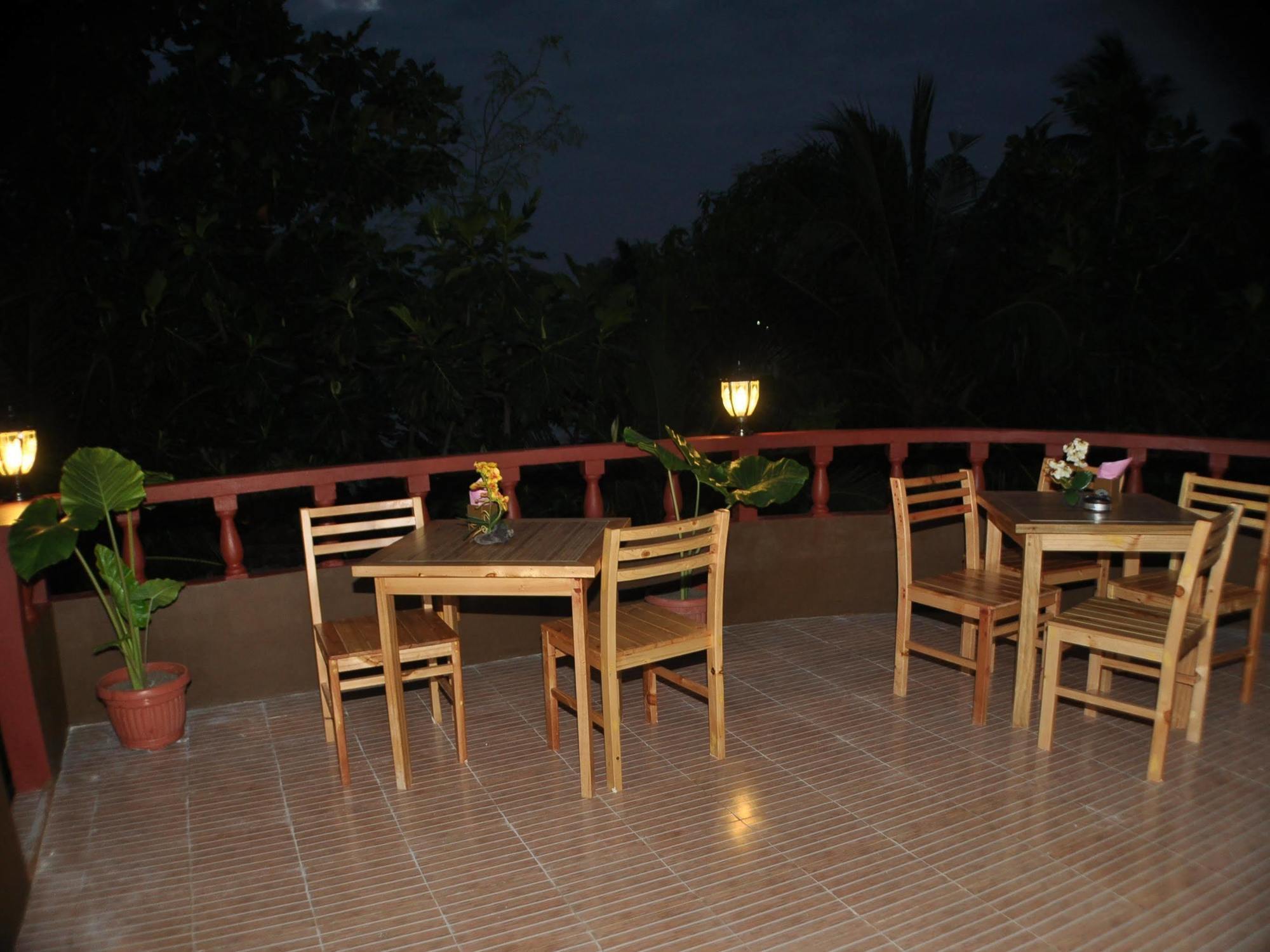 Hotel Shadow Palm Maafushi Esterno foto